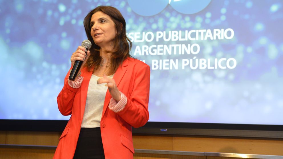 María Alvarez Vicente, directora ejecutiva del Consejo Publicitario. Abajo, premio para Movistar
