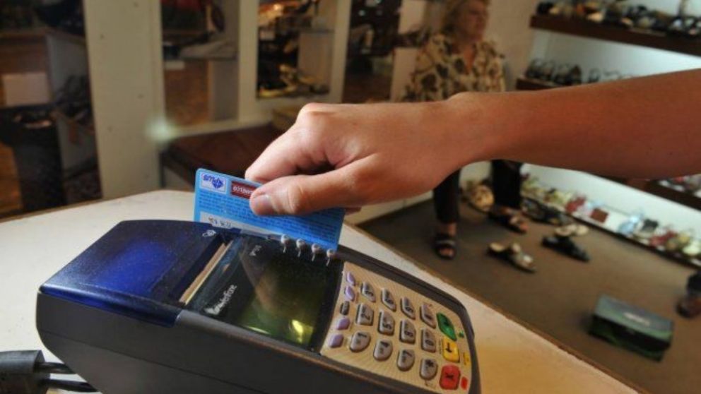 El gobierno derogó ventajas a las compras con débito