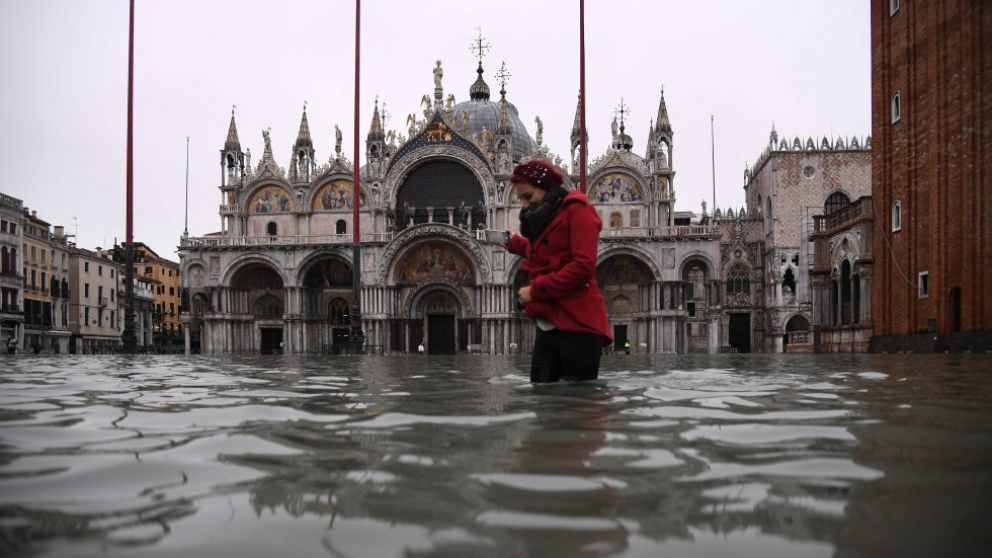 "Venecia está de rodillas. La basílica de San Marcos sufrió graves daños, así como toda la ciudad y las islas", agregó el alcalde Luigi Brugnaro