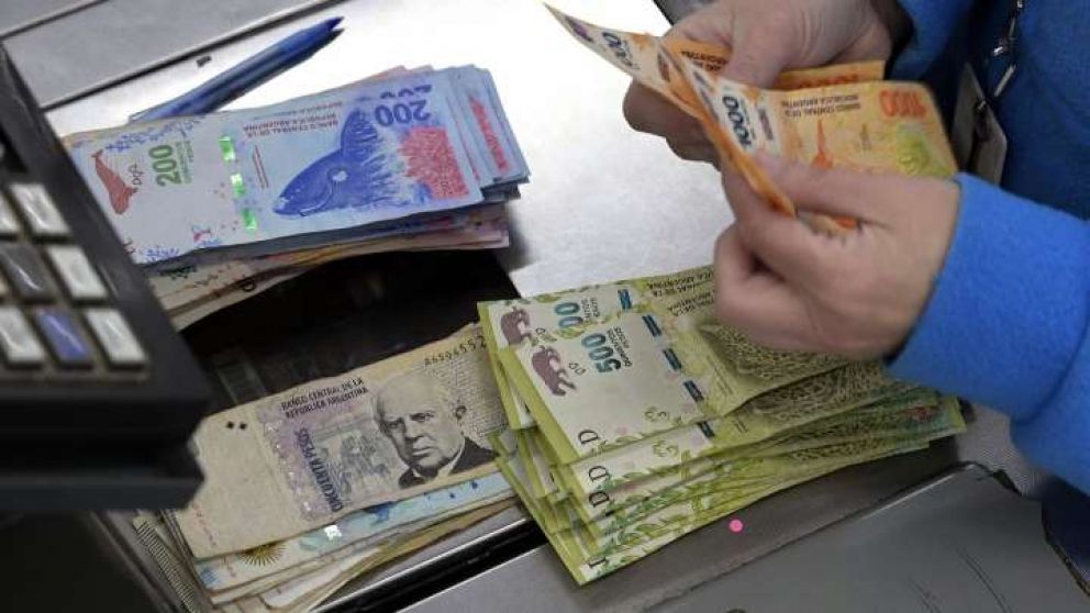 La tasa de los plazos fijos en pesos cae día a día y los ahorristas se están refugiando en el dólar.
