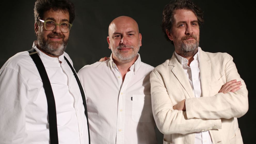 Sergio Marino escoltado por Maximiliano y Sebastián Fernández, los resistidores detrás del libro