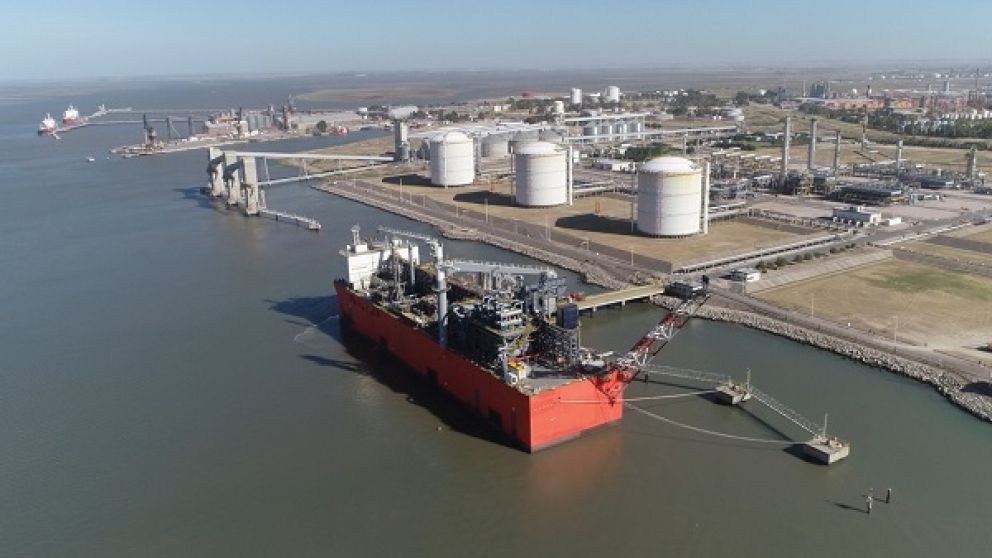 La barcaza Tango FLNG comenzó a operar este año en tiempo récord y ésta es su segunda carga procesada para exportación