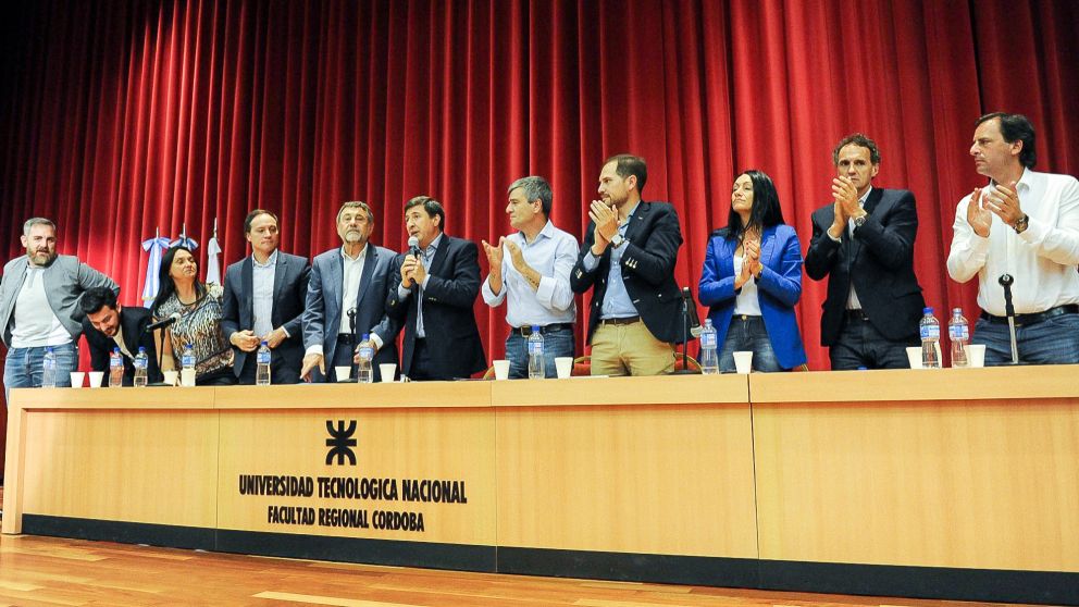 Arroyo presentó el plan junto a intendentes