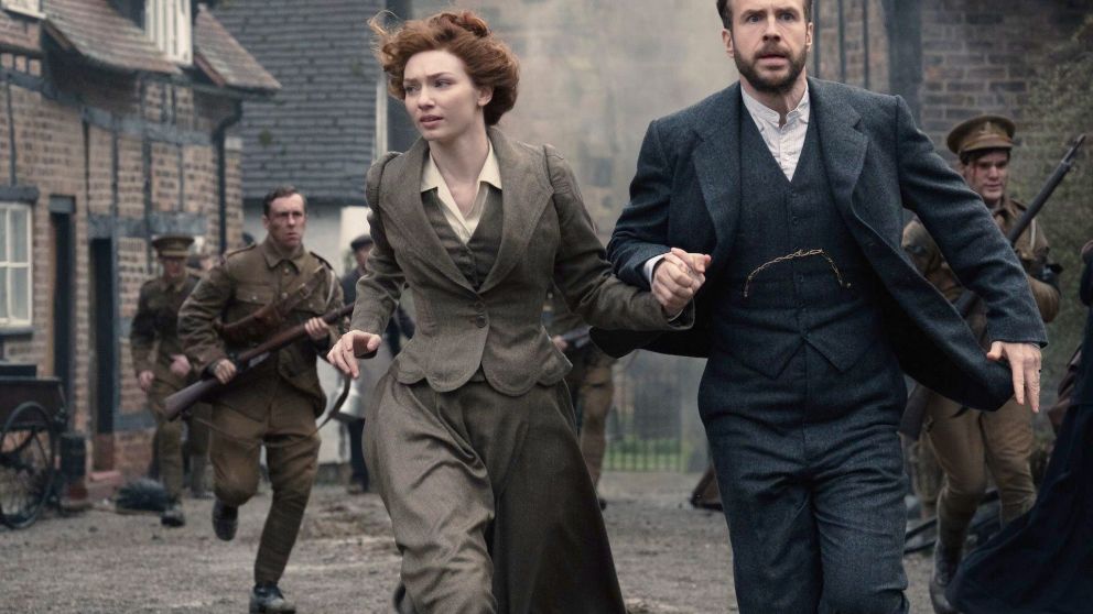 Eleanor Tomlinson y Rafe Spall intentan sobrevivir a la violenta llegada alienígena