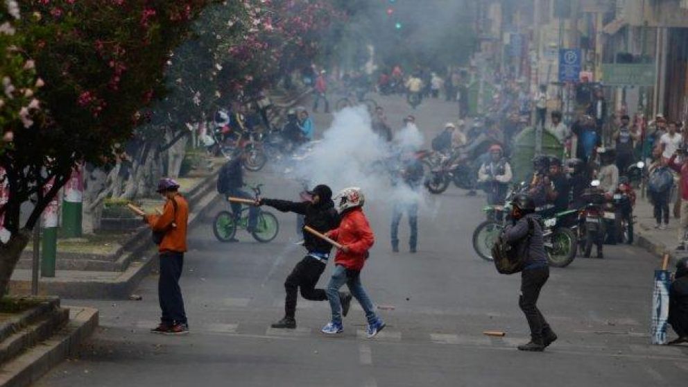 Peleas callejeras en Bolivia entre militantes de Evo Morales y opositores