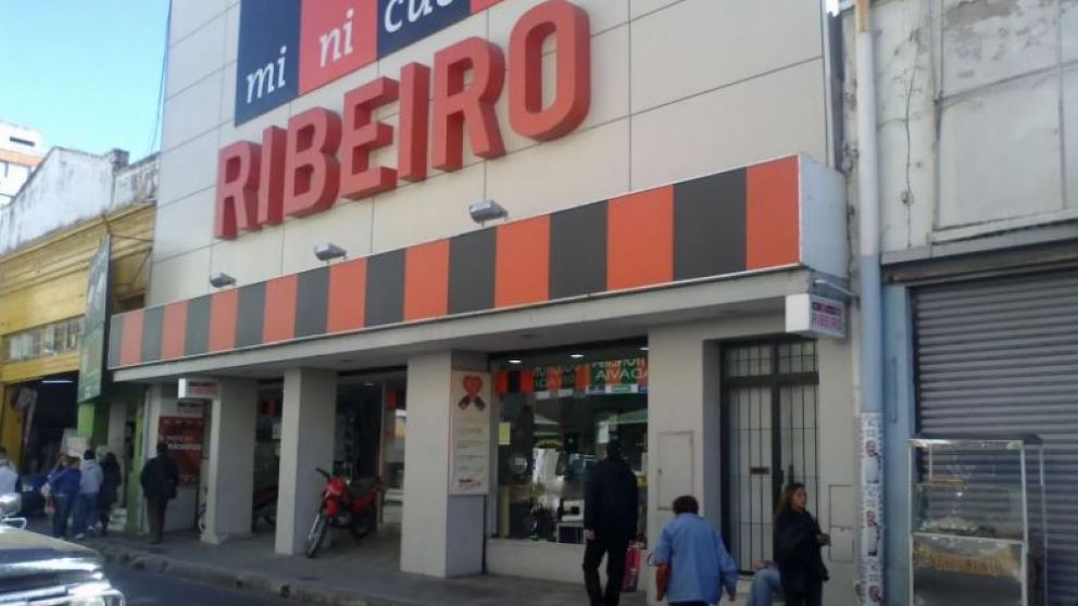 Hoy bajó las persianas de los locales de Dean Funes en Córdoba y Charata en Chaco