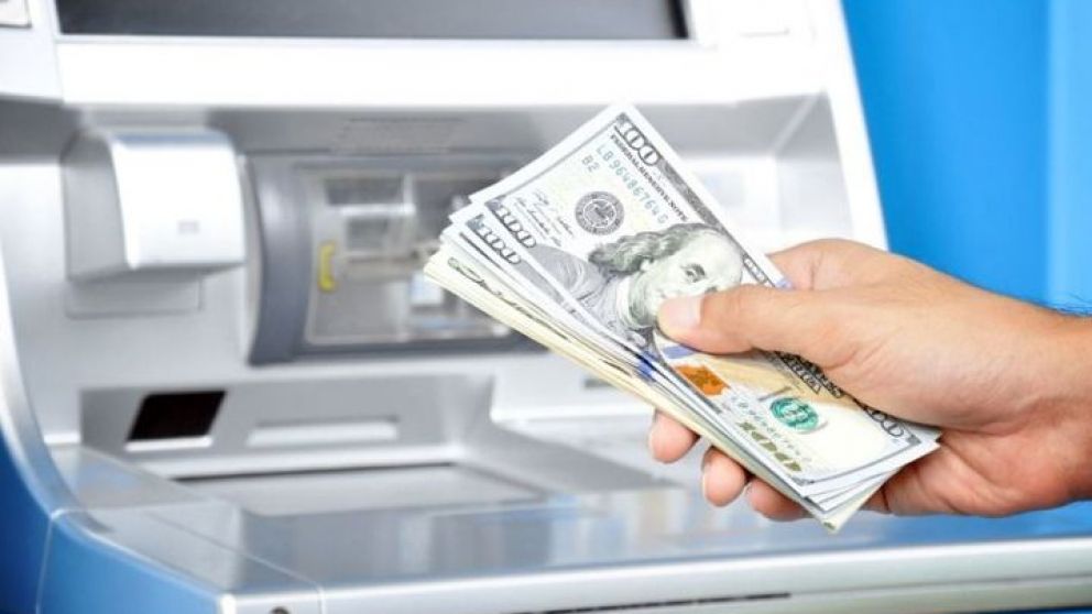 Los argentinos aumentaron la compra de dólares en el mercado oficial tras la salida del cepo cambiario.