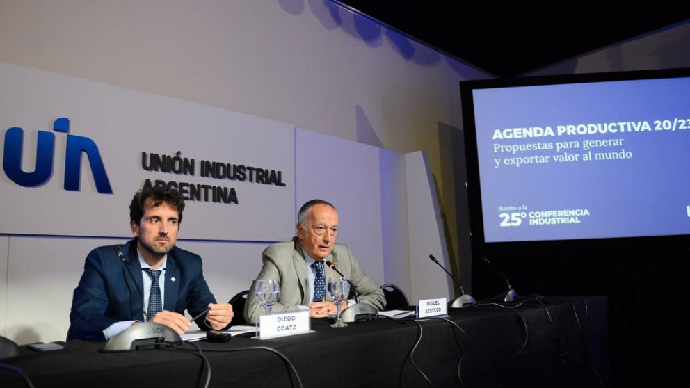 Coatz pidió que el dólar se estabilice pero que "no se ponga fijo como único elemento antiinflacionario"