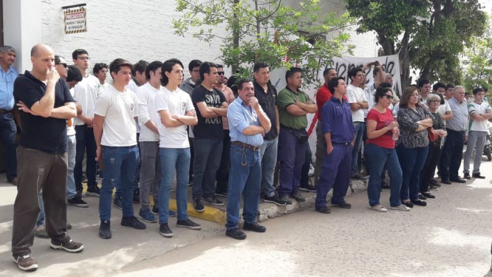 Trabajadores protagonizaron una vigilia frente a la planta
