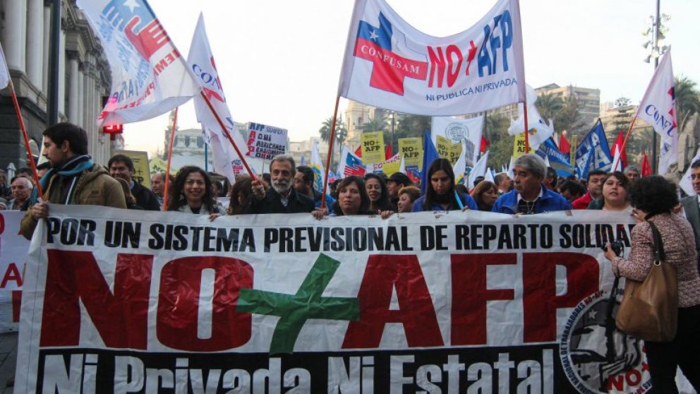 En Chile se modificaron los aportes a las AFP, pero la población pide que se derogue el sistema