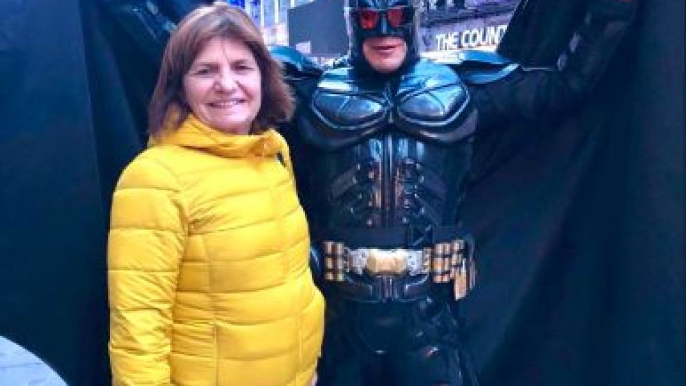 Patricia Bullrich pos� junto al Batman argentino en Nueva York