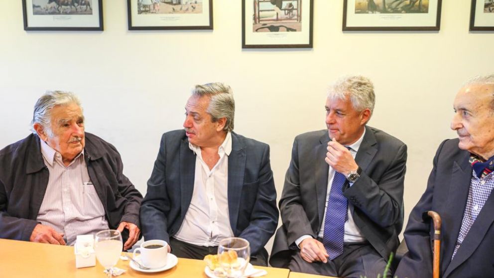 Fernández y Mujica llamaron a celebrar al que "apostó a vivir dignamente"
