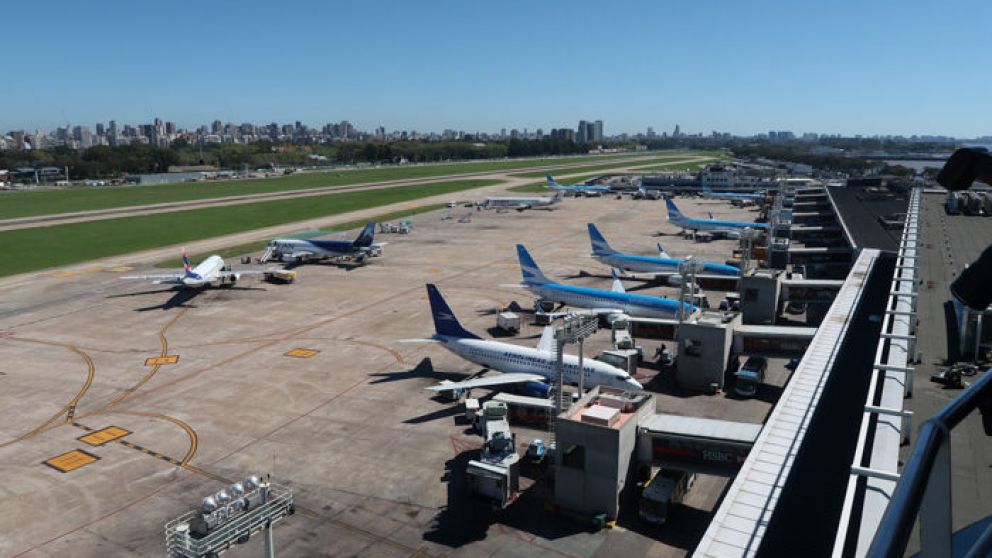 La media anual de viajes en avión per cápita en el país es 0,60