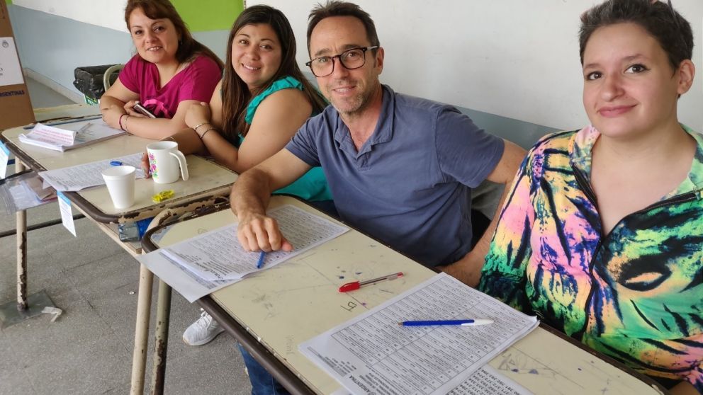 El poderoso empresario Marcos Galper�n fiscaliz� una mesa en las elecciones del 27O