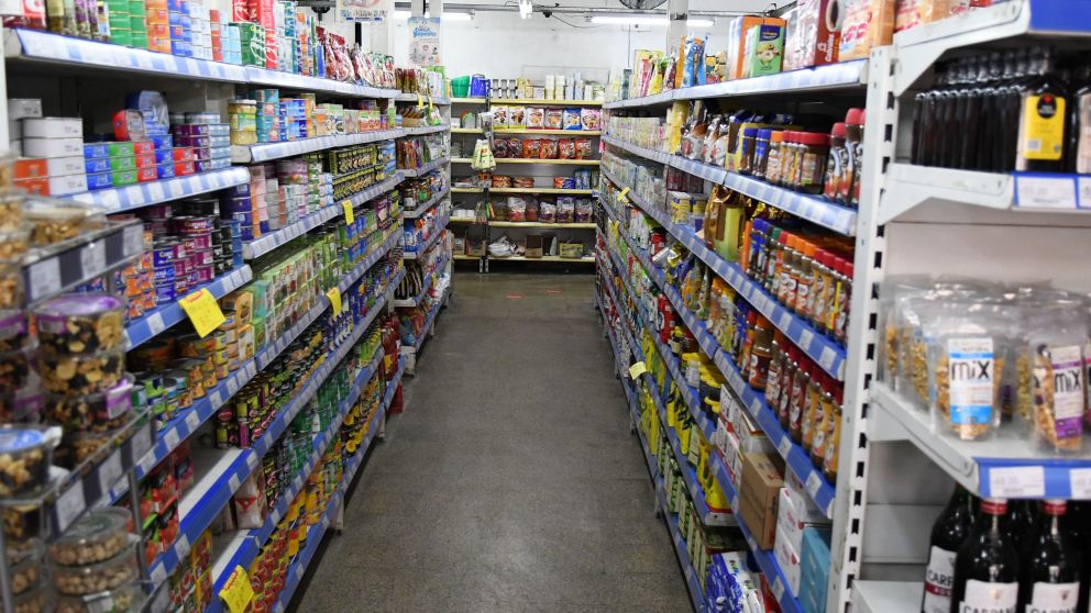 Góndolas llenas, locales vacías se repiten por la falta de compradores