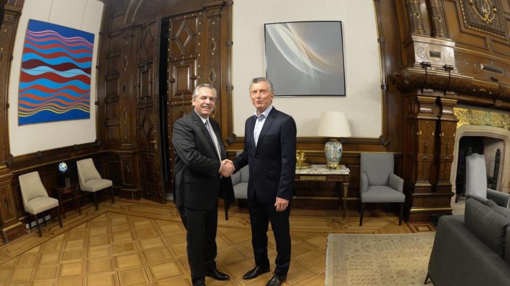 Alberto Fernández llegó a la reunión acompañado de su vocero, Juan Pablo Biondi