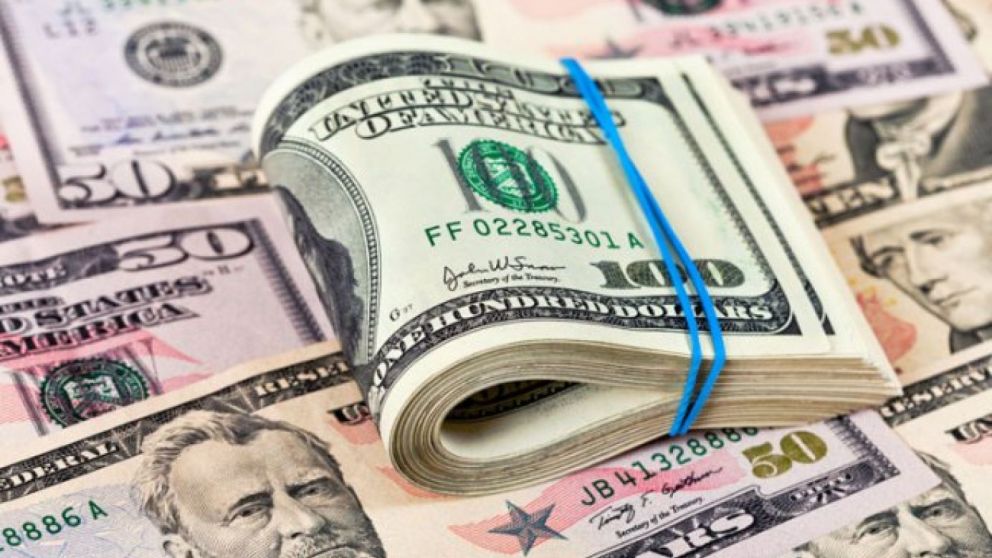Dólar hoy: bajó a $63,48 en el promedio de la city