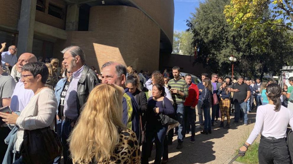 El Colegio Mayor Argentino recibe desde las 8 de la mañana (hora de Madrid, 4 menos en Argentina) a los ciudadanos argentinos que residen en la capital española, donde se formaron largas colas para emitir el voto en las 12 mesas habilitadas para tal fin.