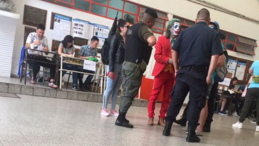 El "Guasón" se acercó a votar a una escuela de Lanús