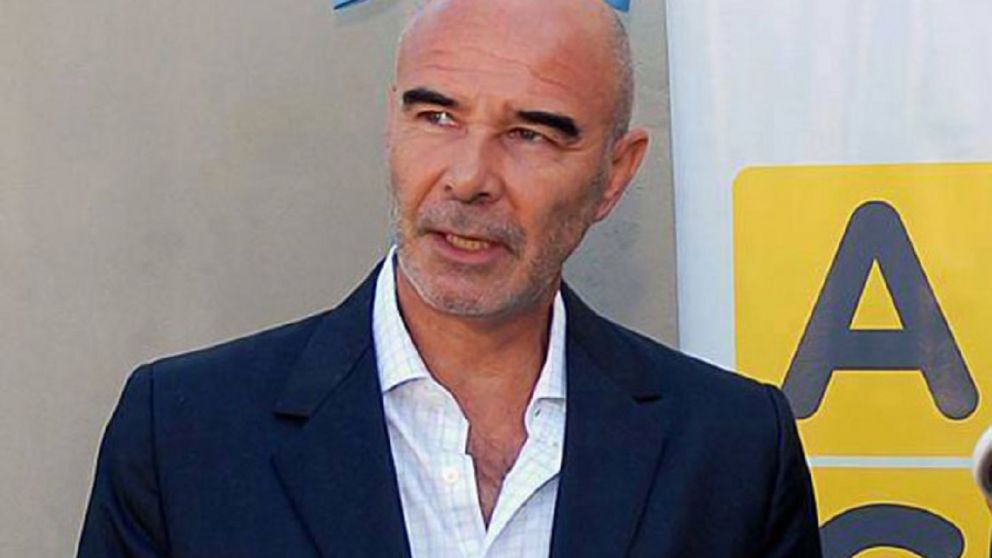 Nuevos dolores de cabeza para el candidato "provida" a días de las elecciones