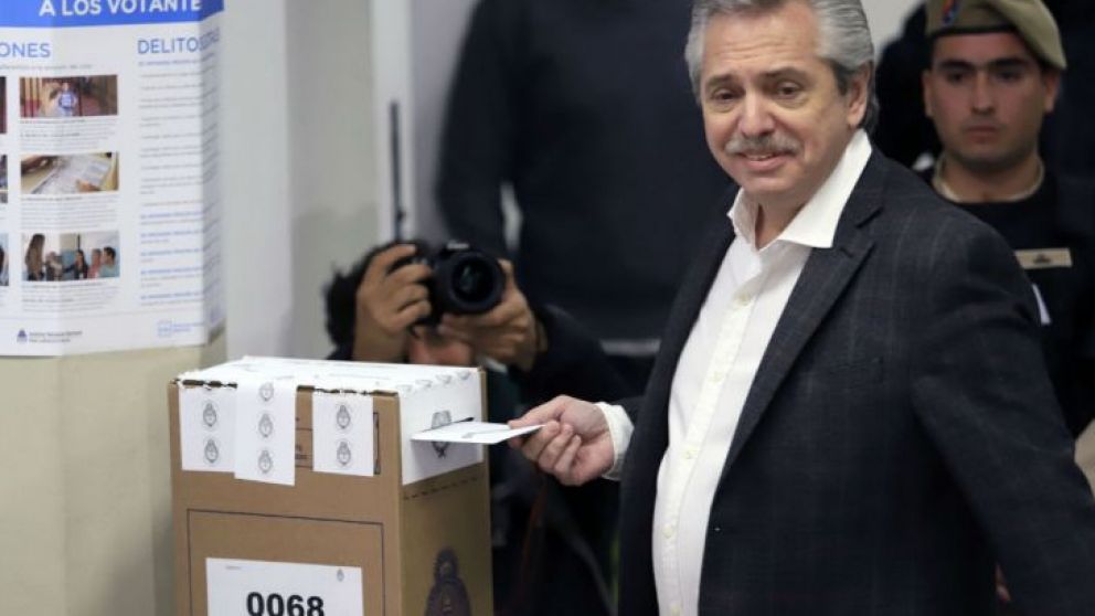 Alberto Fernández votó en la UCA y señaló que "hoy es un día de alegría"
