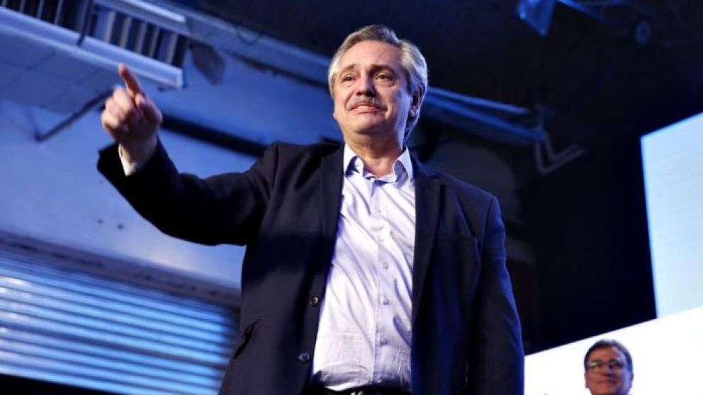 Antes de pasear a su perro Dylan, el candidato desayunó en su departamento con Leandro Santoro y otros dos amigos