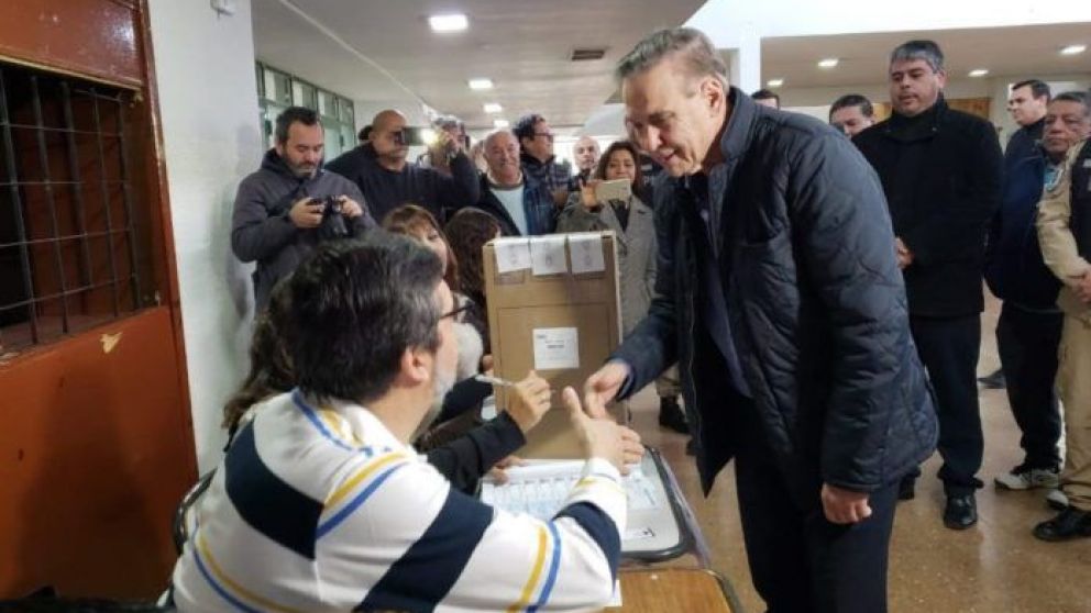Pichetto emitió su voto y destacó como "extraordinario" el proceso electoral encarado por Macri