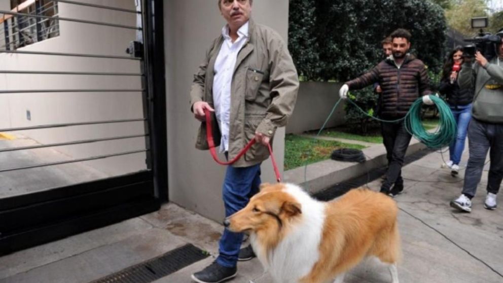 Alberto Fernández comenzó el día paseando a Dylan