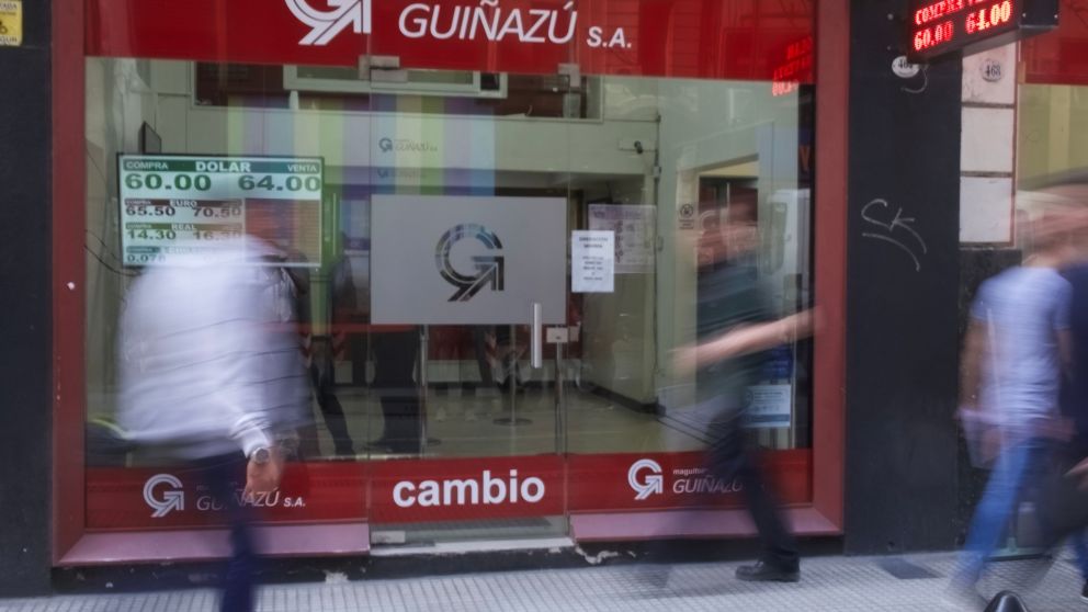 Dólar hoy saltó hasta los $65 por cobertura previa a las elecciones