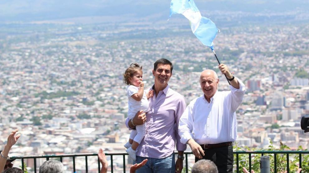 Los candidatos hablaron desde el cerro San Bernardo