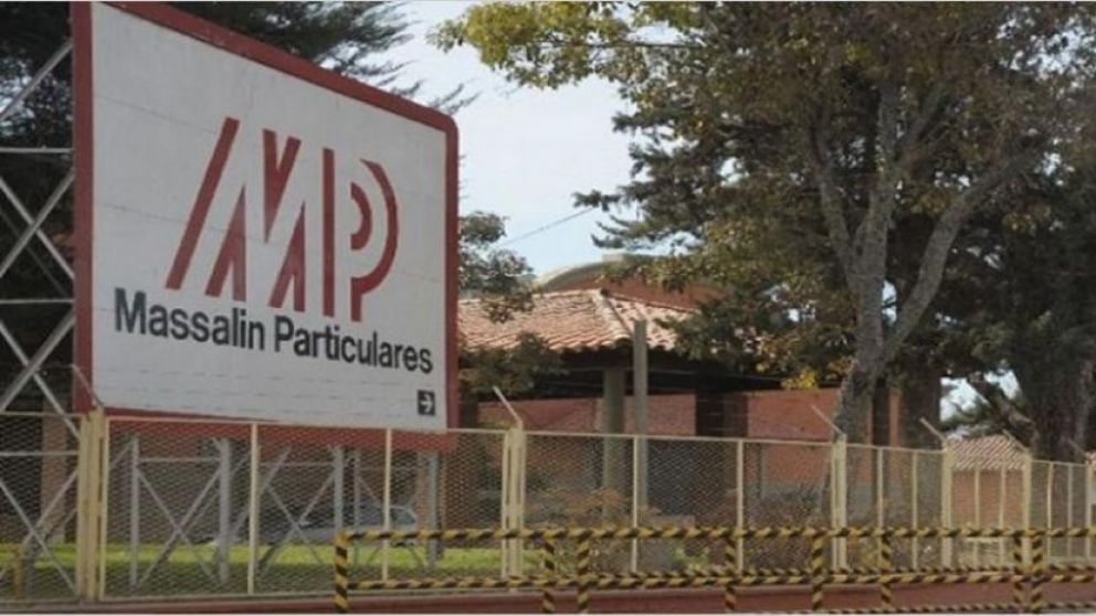 Trabajadores de la empresa Massalin, de la planta de Merlo, analizaron paralizar la producción si confirman los 220 despidos