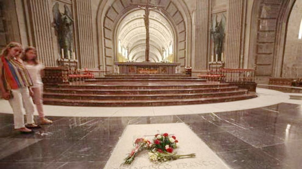 Convocan a celebrar la exhumación de Franco