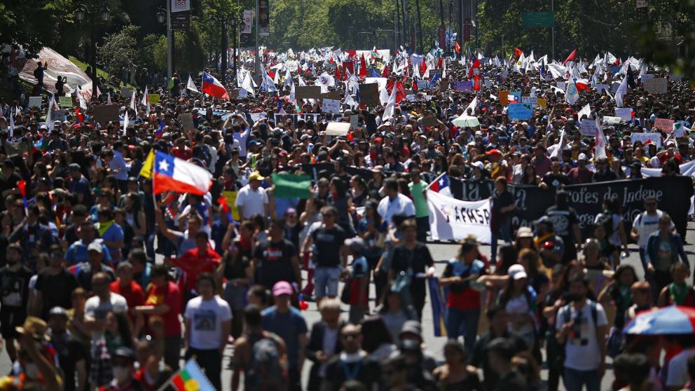 Miles de manifestantes volvieron ayer a marchar por las calles de Santiago