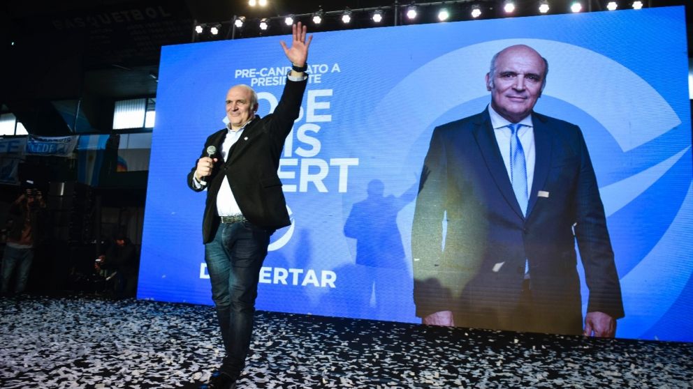 Espert: "Por más problemas que tenga Chile, es un ejemplo a seguir"