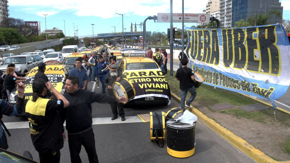 Taxistas volvieron a manifestarse ayer contra Uber y Cabify