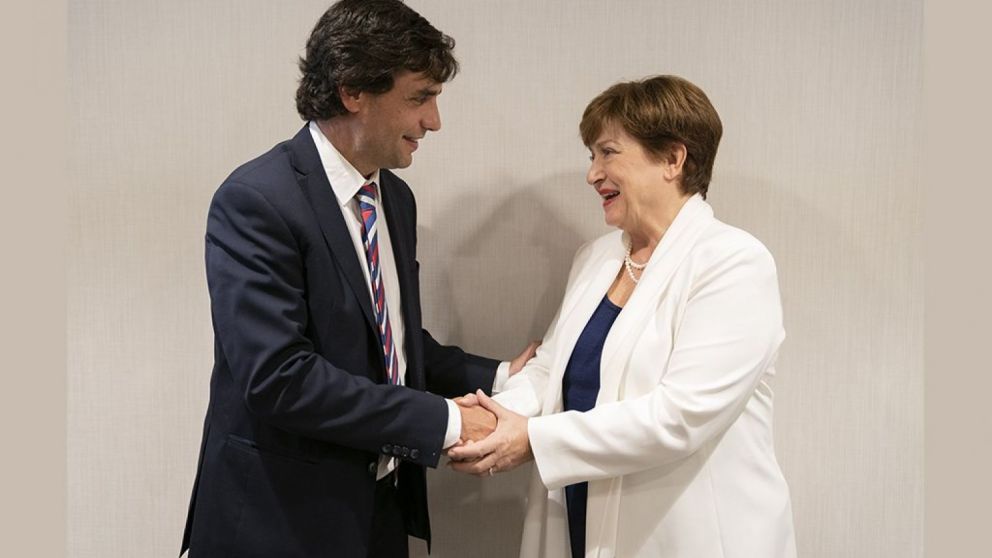 "No hay que salir corriendo a renegociar la deuda en los próximos dos meses", consideró Lacunza