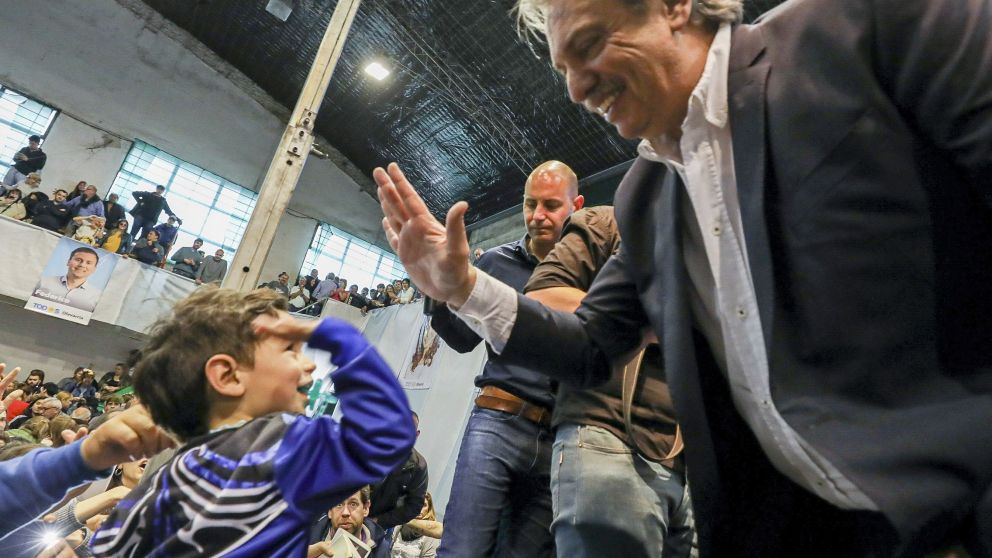 Fernández recorrió Olavarría y Bahía Blanca, donde busca dar vuelta la elección