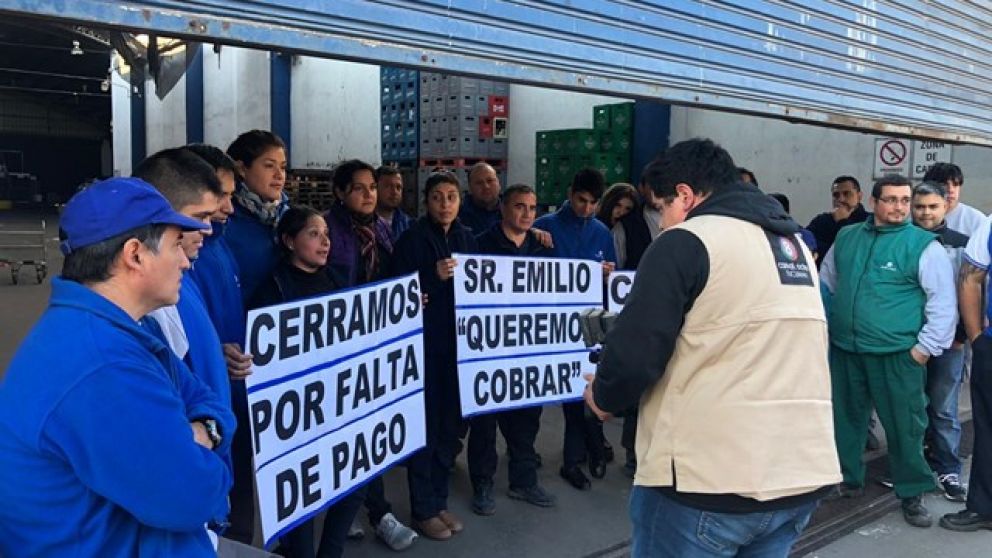 Los empleados protestaron en sus lugares de trabajo