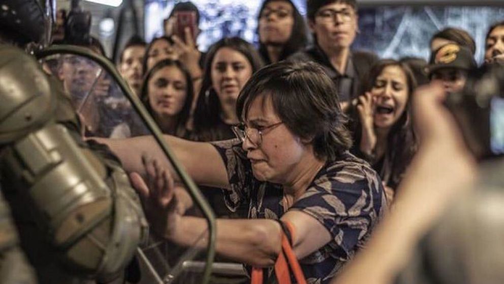 Piñera suspendió el aumento del subte pero no logró sofocar las protestas, a pesar del toque de queda