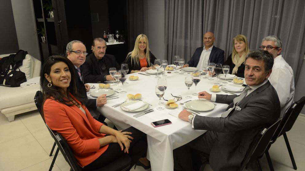 Margarita Stolbizer, Federico Storani y Gabriela Azar, recibidos por el CEO del Grupo Crónica, Raúl Olmos; el vicepresidente, Marcelo Carbone; la periodista Lourdes Zuazo, el director del canal, Ariel Said, y Gabriel Montero