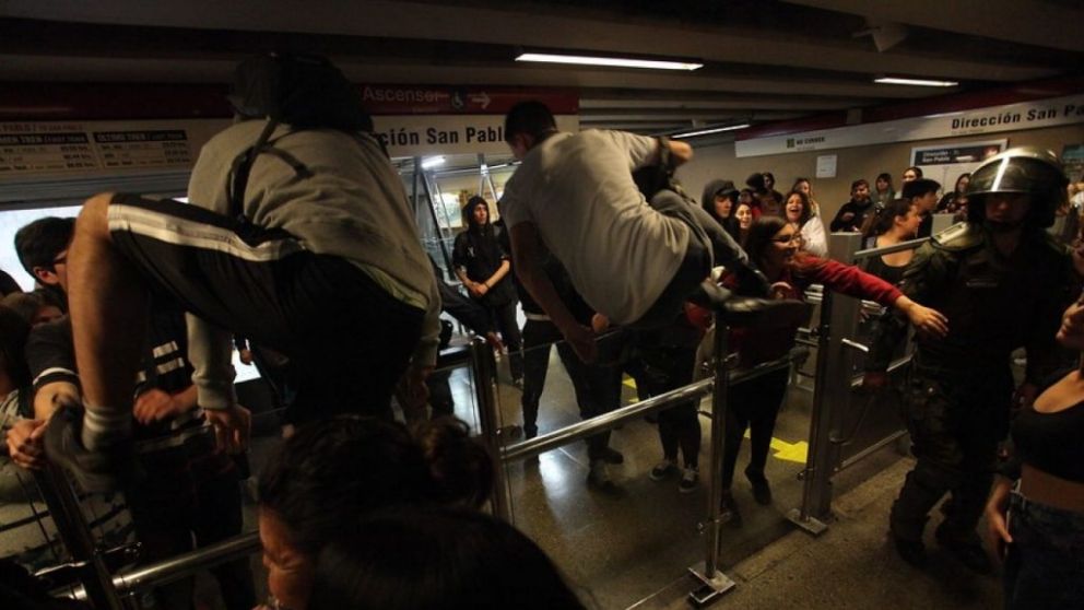 Los jóvenes fueron acusados por las autoridades de causar algunos destrozos