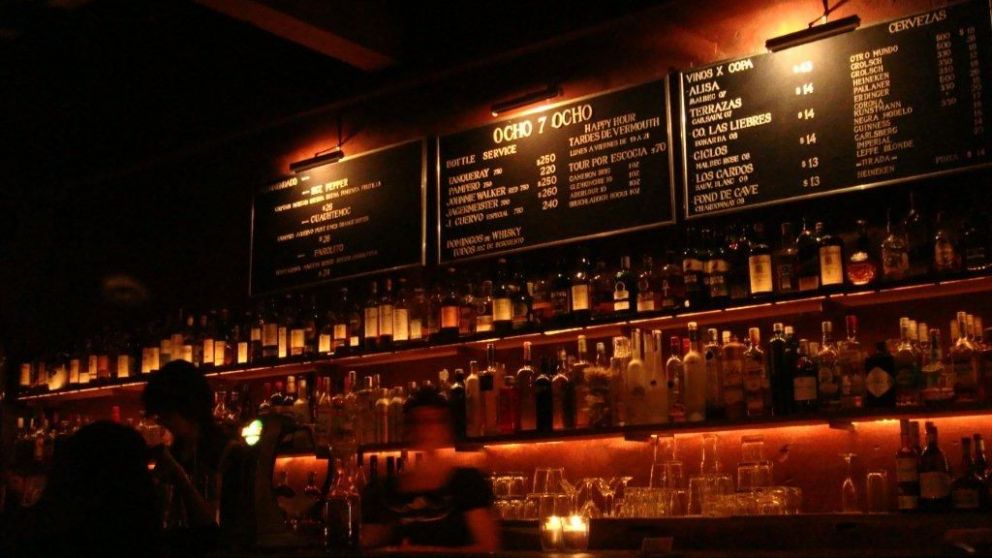 El bar 878, uno de los que festejan el cóctel este fin de semana con actividades especiales a cargo de expertos