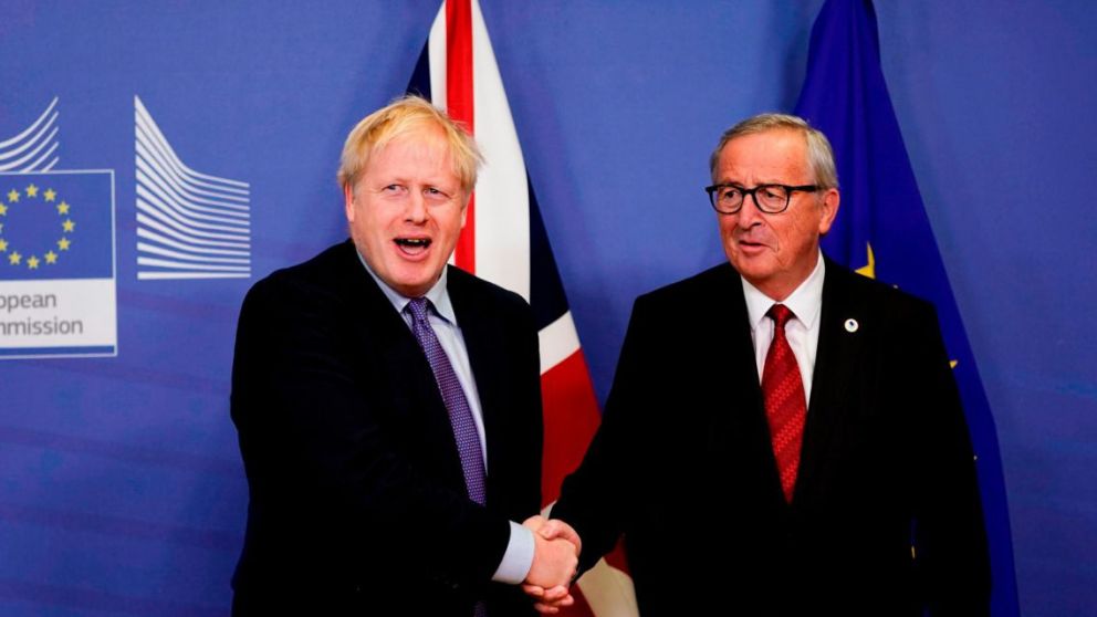 Johnson y Juncker anunciaron la decisión en twitter