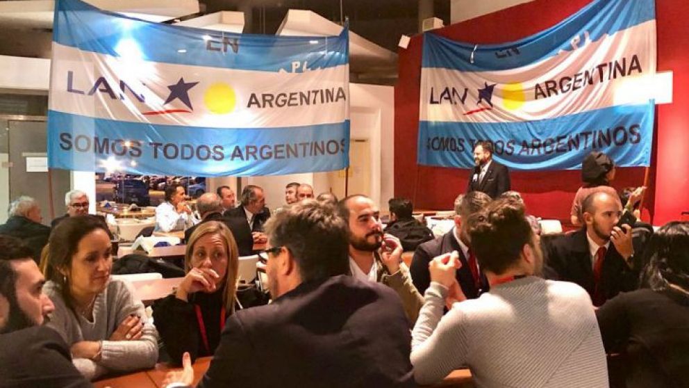 Asambleas de trabajadores de Latam en Ezeiza