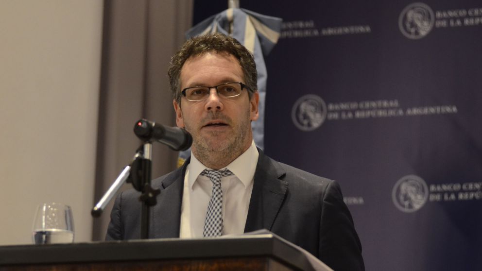 Para Sandleris, las medidas son un "paraguas cambiario"