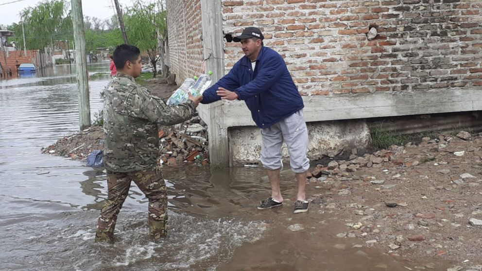 Aseguran que el agua lentamente está bajando