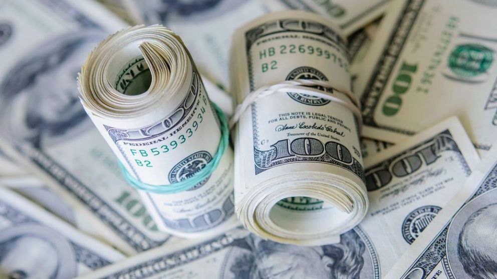 El dólar mayorista volvió a caer y tocó el piso de la banda