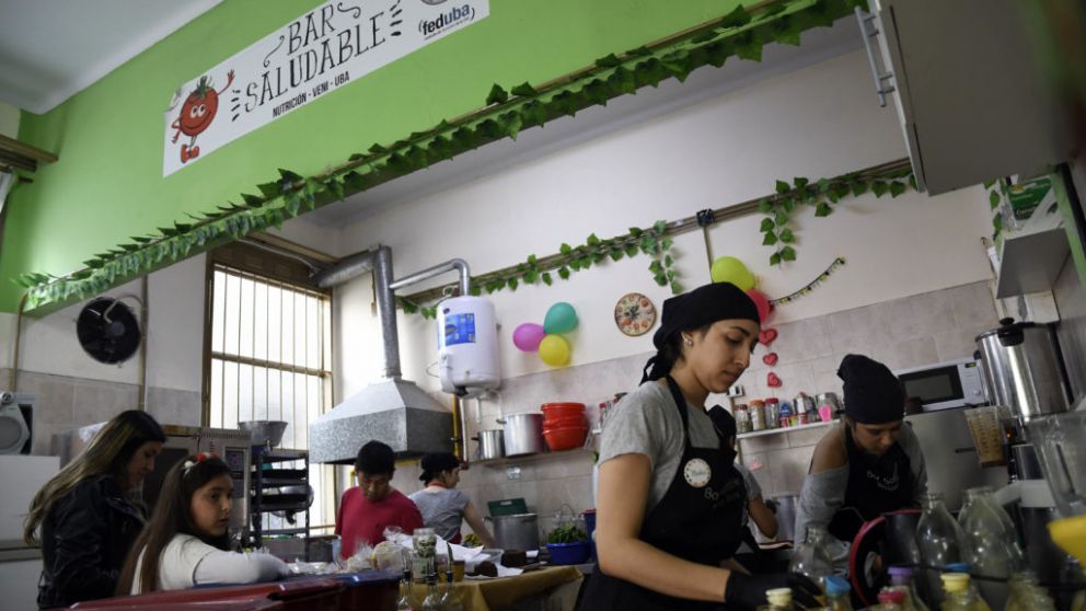 Estudiantes de nutrición abren bares y kioscos saludables