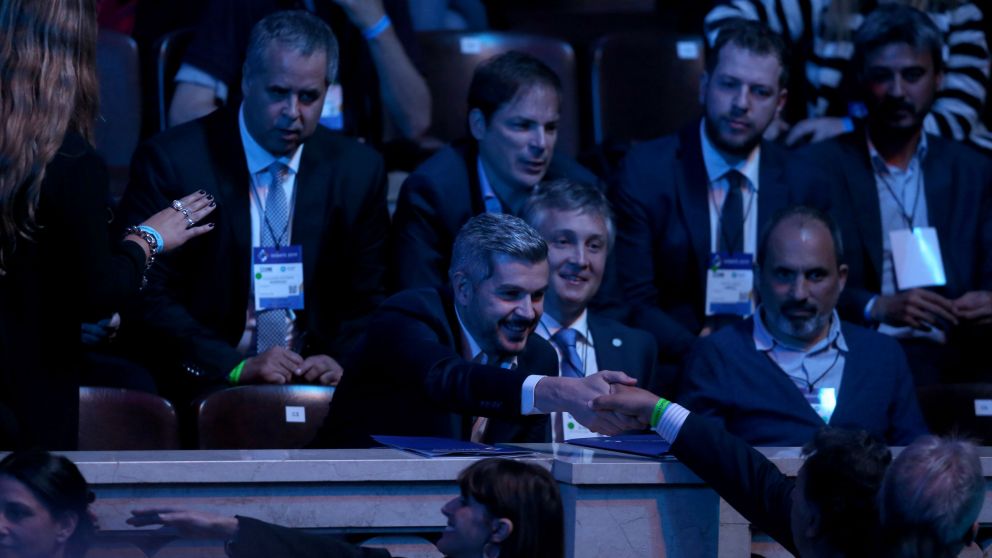 Marcos Peña, entre el público, saludando