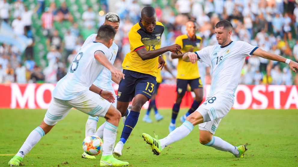 Guido Pizarro y Marcos Acuña disputan el balón con el delantero ecuatoriano Enner Valencia